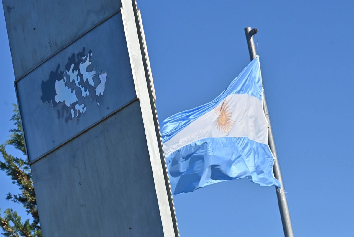En el acto oficial por el Día de los Veteranos y Caídos en Malvinas, rendimos homenaje a quienes defendieron la Patria y honramos la memoria de quienes no regresaron.

Los acompañamos con orgullo y gratitud, reconociendo no solo su valentía en el conflicto, sino también su lucha