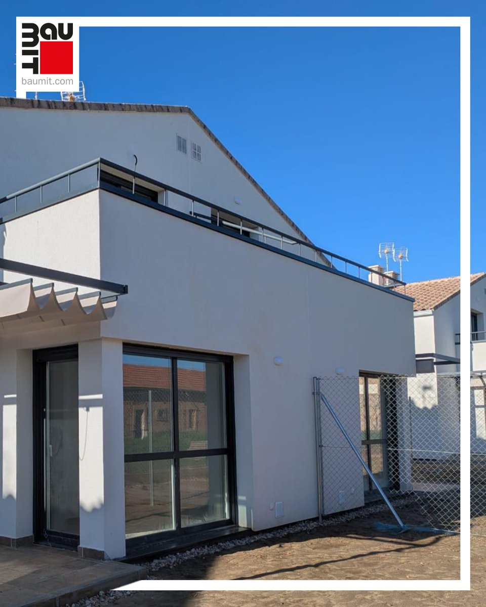baumitspain's tweet photo. 🏡 ¡Seguimos construyendo calidad y eficiencia! En esta nueva urbanización de 6 chalets y 1100 m², hemos aplicado SATE ProSystem con Panel StarTherm 80mm y acabado GranoporTop K 1,5, garantizando un aislamiento térmico excepcional y una estética impecable.
#ACCE @IsolanaOficial https://t.co/az8W6qFbKL