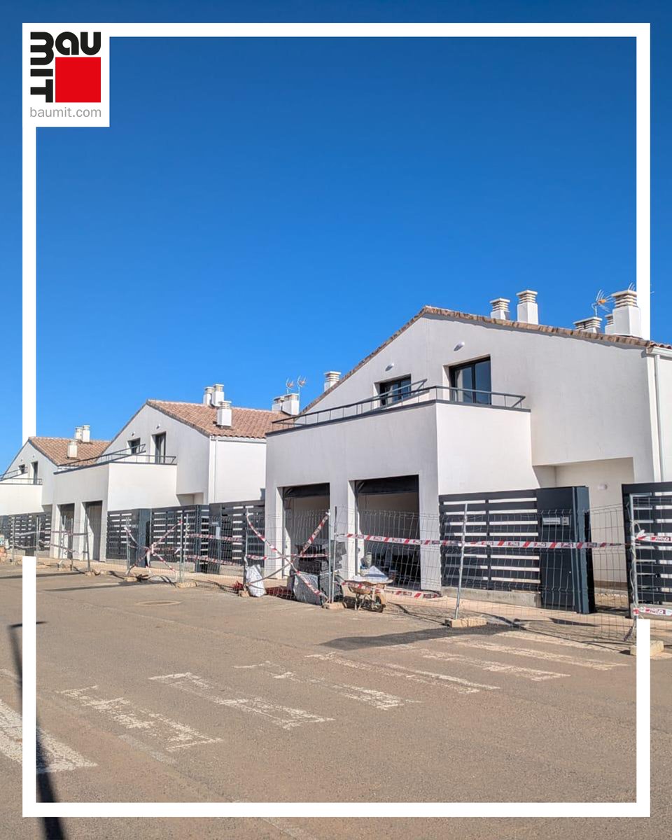 baumitspain's tweet photo. 🏡 ¡Seguimos construyendo calidad y eficiencia! En esta nueva urbanización de 6 chalets y 1100 m², hemos aplicado SATE ProSystem con Panel StarTherm 80mm y acabado GranoporTop K 1,5, garantizando un aislamiento térmico excepcional y una estética impecable.
#ACCE @IsolanaOficial https://t.co/az8W6qFbKL