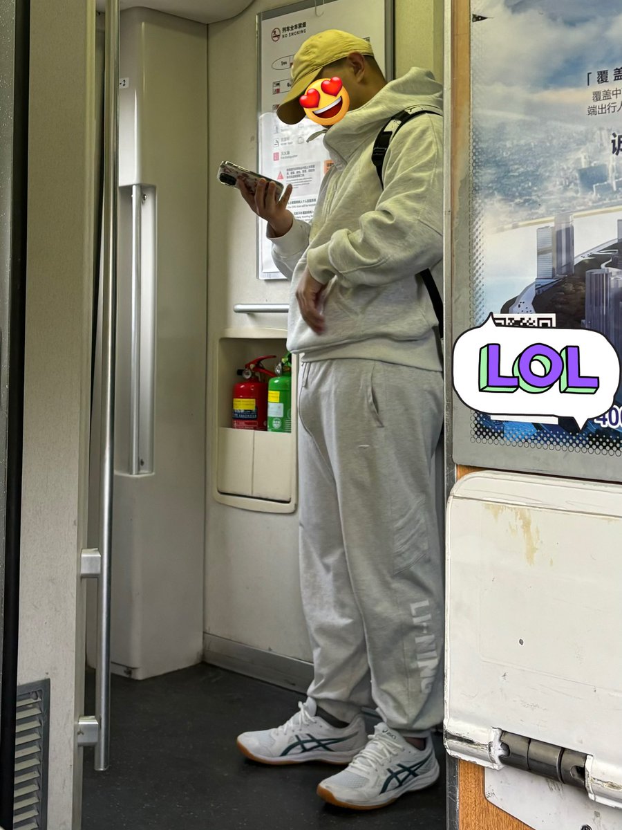 es56h's tweet photo. 高铁上的灰裤子…都怀疑他是故意的，一顶一顶的… https://t.co/UoTFWVTnDa
