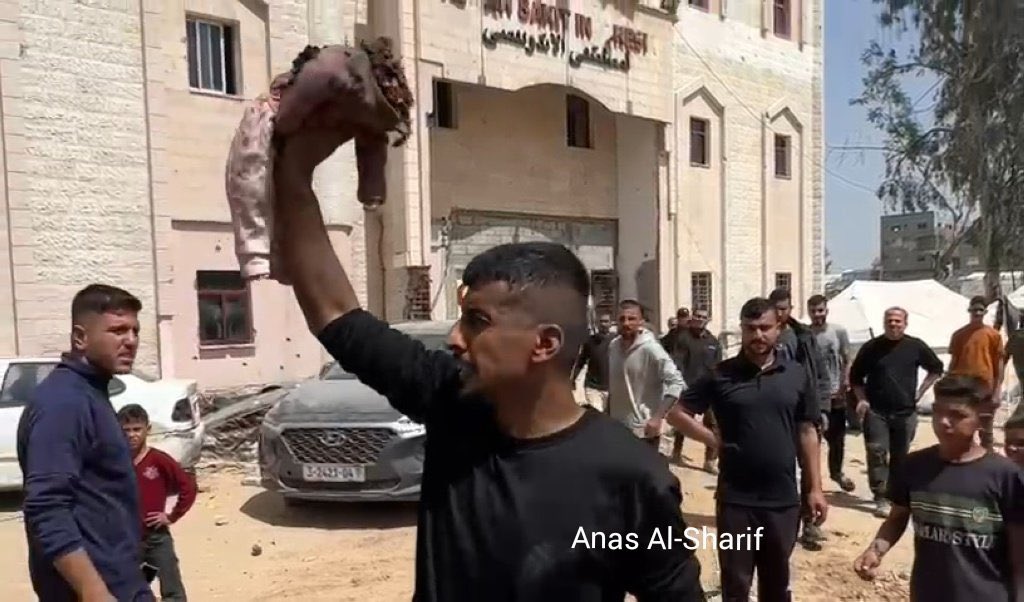 "إنَّ الذي يُراق دمٌ وليس ماء
وإنَّ الذي يُقطعُ أطرافٌ لا أغصاناً
فمن أَلِفَ المشهدَ فقد خان
ومن اعتادَ المنظرَ فقد خذلَ" 💔