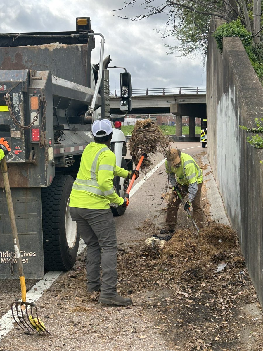 NicLawrenceTDOT's tweet photo. TDOT crews are out checking drains, clearing debris, and prepping equipment ahead of the incoming storm. 

As always, stay weather aware and check https://t.co/Pykl3eJGXC for road conditions. https://t.co/uTxh9R6fwj