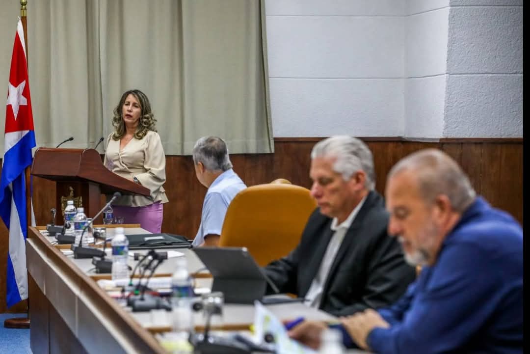 CubaMined's tweet photo. Palabras de @naimatrujillob, ministra de #CubaMined sobre los maestros: Son ellos, además de personas imprescindibles para nuestra sociedad, una  auténtica voz del pueblo todo, de las dinámicas cotidianas, de la resiliencia, del sacrificio, del optimismo y de la confianza. https://t.co/D6sLuSX9gc