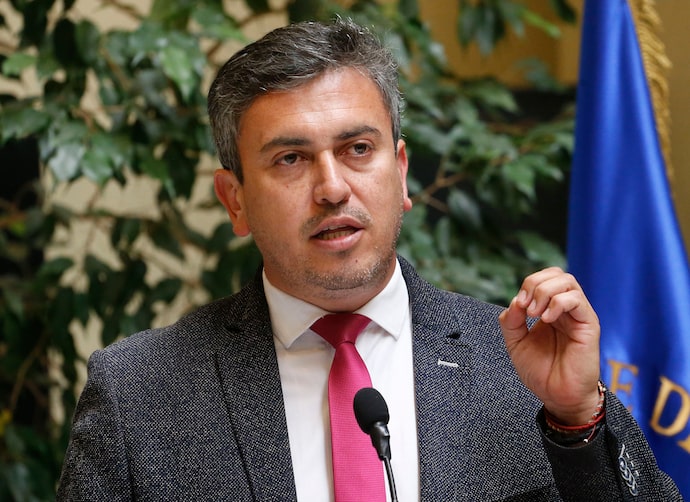 TEMUCO:
El Juzgado de Garantía de Temuco acogió la solicitud de la defensa y decretó arresto domiciliario total y arraigo nacional del diputado desaforado, ex Republicanos, Mauricio Ojeda y fija una caución de 40 millones de pesos.<a href="/Cooperativa/">Cooperativa</a>