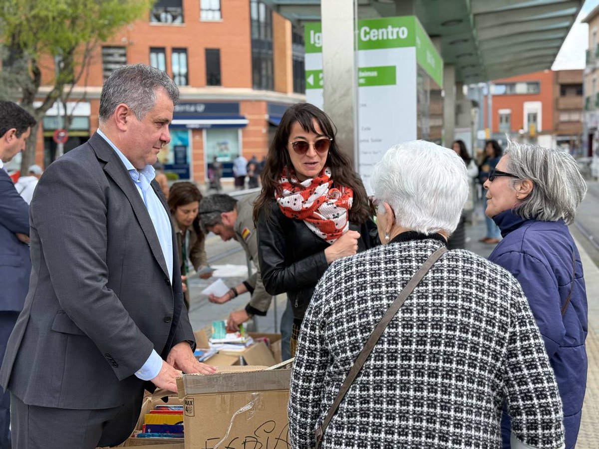 AytoParla's tweet photo. Ya llega la XIII @FeriaLibroParla 📖 y como es tradición, Alcalde de #Parla @Ramonjurado, y Concejala de @CulturaParla @GemaGmagt han repartido libros en @viaparla junto a responsables de la prestataria del servicio. "𝐶𝑜𝑚𝑝𝑎𝑟𝑡𝑖𝑒𝑛𝑑𝑜 𝑙𝑎 𝐶𝑢𝑙𝑡𝑢𝑟𝑎" 🥰 https://t.co/LYisbWNIv2