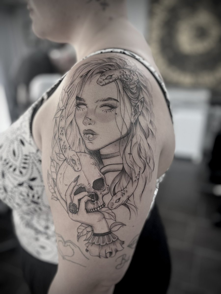 3 years of tattooing, 3 different studios and I’m finally only starting to get rid of that imposter syndrome. 
No one can argue that this is what I’m supposed to be doing with my life 🌼