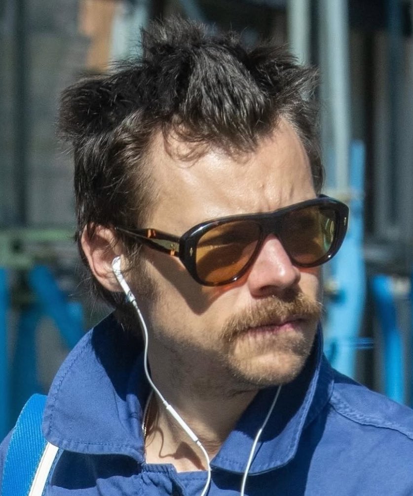 brightannegold's tweet image. Spot the difference