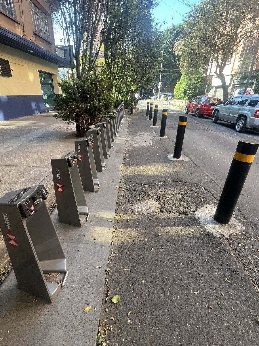 magenta2209's tweet photo. Ecobici se ha deteriorado muy drásticamente este año. Ya es cosa de todos los días no encontrar bicis en hasta 10 o más bici estaciones alrededor.  En Narvarte, Metro Etiopía y Eugenia. Cuando hay están en mal estado. Urge investigar @WRADIOMexico  @warkentin @ecobici https://t.co/DjfdPFMbWo