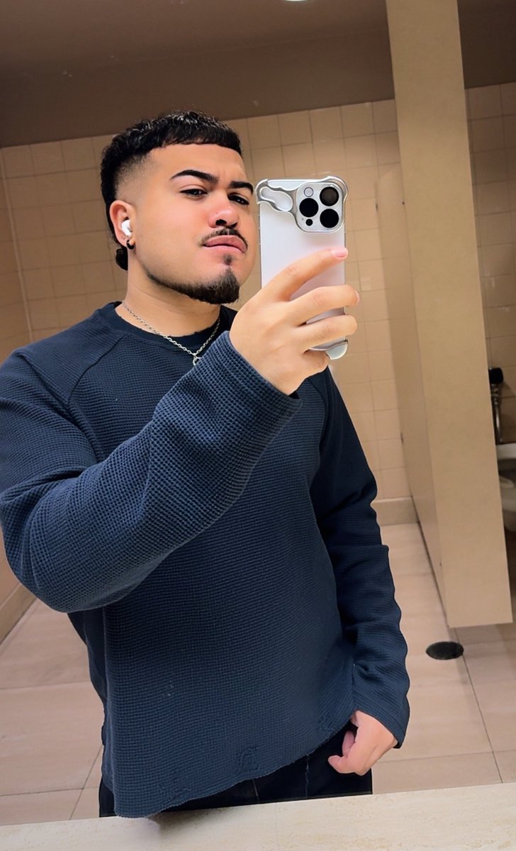 fvckkcory_'s tweet photo. hard at work 🥱 https://t.co/q0DtyPtHzc