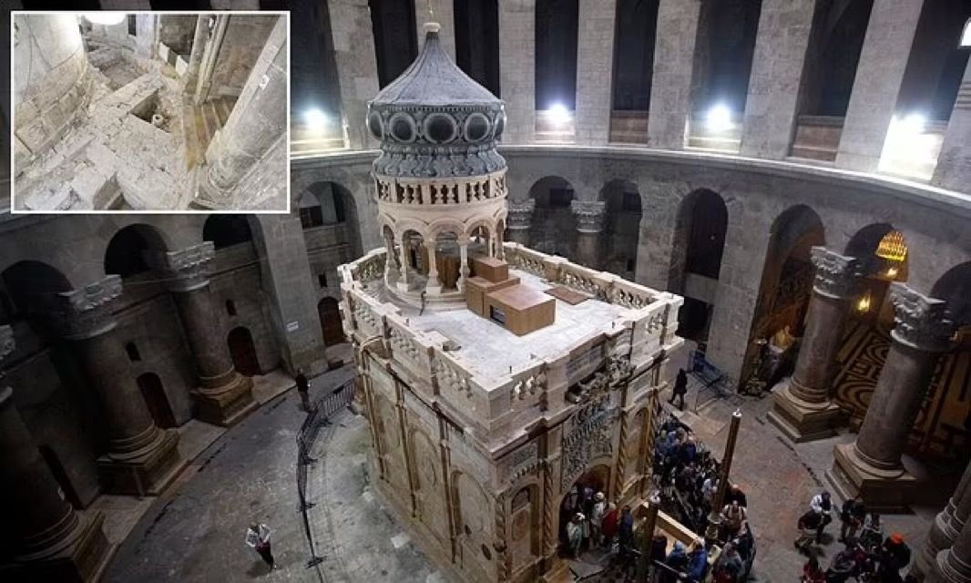 MarioNawfal's tweet image. 🇮🇱 NEW FIND AT JESUS’ BURIAL SITE BACKS BIBLICAL ACCOUNT OF RESURRECTION

Archaeologists have uncovered remnants of an ancient garden beneath the Church of the Holy Sepulchre in Jerusalem, aligning with the Gospel of John’s description of Jesus’ burial site around 33 AD.

The…