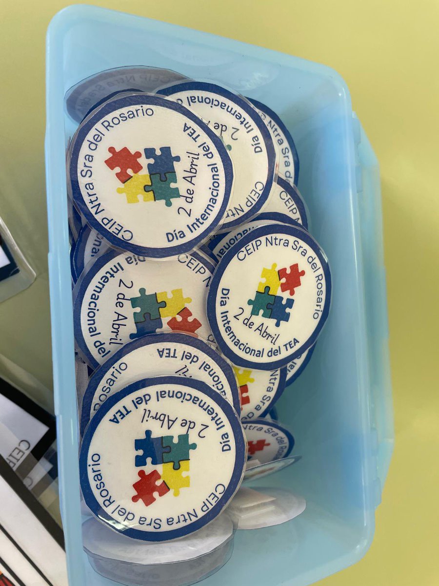 ceipcortesfront's tweet photo. Para celebrar el día mundial del autismo, con Infantil, 1° y 2° ciclo hemos pegado corazones  azules. En 3°ciclo, junto con el aula específica, se ha visto un vídeo, se ha hecho una lluvia de ideas y se han colocado carteles inclusivos en algunas aulas. 
@Malagaconvive @cepronda https://t.co/hSozRuBnuj