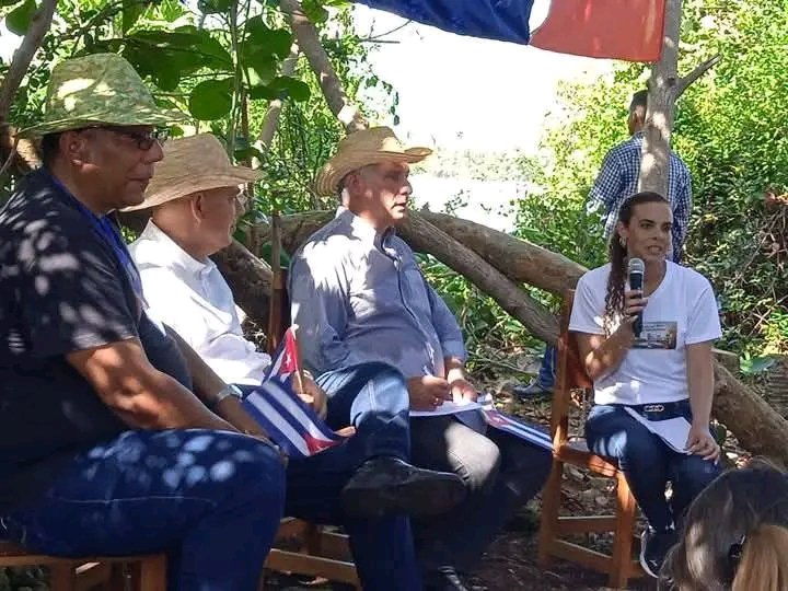 yoeaberob1's tweet photo. La Revolución ha sido y será obra de jóvenes. Así lo definió #Fidel, y en el día a día lo materializa @DiazCanelB. El encuentro de Duaba este 1ro de abril no fue casual, es continuidad de esa obra.
@DrRobertoMOjeda 
#UnidosXCuba 
#Guantánamo 
#CubaVencerá 
#PorElHonor https://t.co/AVkSLO6ZC8