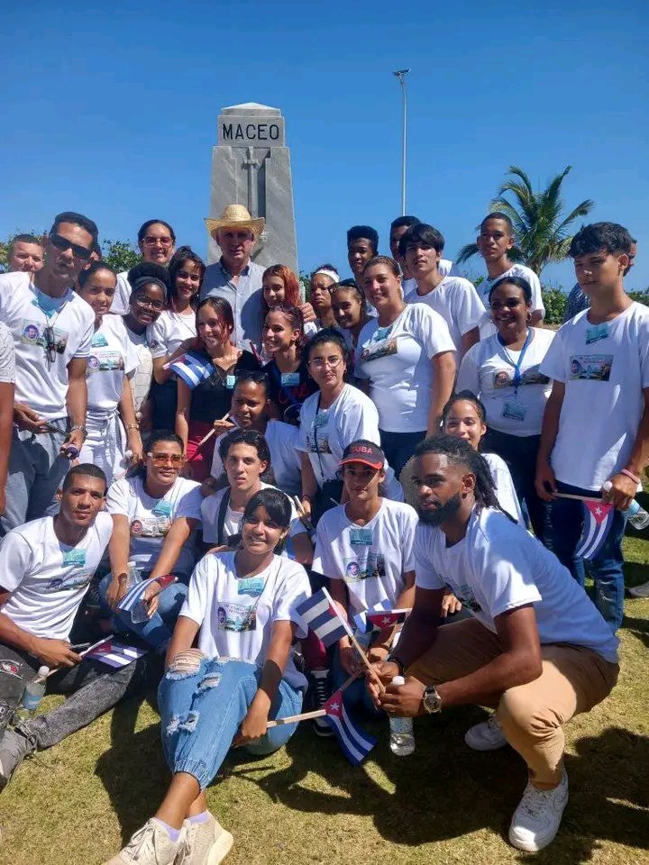 La Revolución ha sido y será obra de jóvenes. Así lo definió #Fidel, y en el día a día lo materializa <a href="/DiazCanelB/">Miguel Díaz-Canel Bermúdez</a>. El encuentro de Duaba este 1ro de abril no fue casual, es continuidad de esa obra.
<a href="/DrRobertoMOjeda/">Dr. Roberto Morales Ojeda</a> 
#UnidosXCuba 
#Guantánamo 
#CubaVencerá 
#PorElHonor