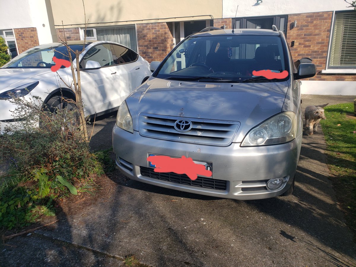 gusman1859's tweet photo. @ElonMuskAOC my neighbours have a Tesla and i have a 21 yr old Toyota😬 https://t.co/xe5B1PYYdS