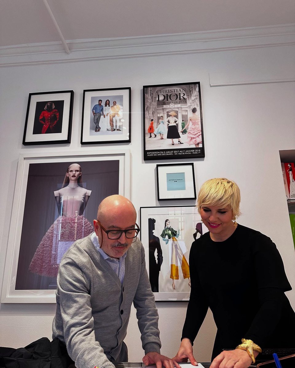 Todo inicio de gira requiere un gran trabajo previo. Aquí estamos preparando el vestuario, como siempre de la mano de mi querido Antonio García.
#PasiónVega #antoniogarciaestudio #PasiónAlmodóvar #Cantoyrío #Nuevasgiras #Diseñodevestuario #trabajando