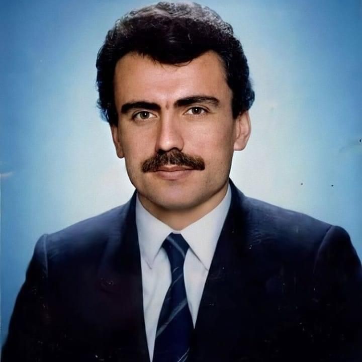 FundaG66581295's tweet photo. Muhsin Başkan kimdir diye soran olursa
Cezaevinde sol görüşlü bir gençle aynı koğuşta yattığı yıllarda Annesinin genci ziyarete geldiğini öğrenince gence gömleğini ve ceketini vererek 
"Annen böyle görmesin"diyecek kadar adamdı dersiniz https://t.co/lmRwgOzBwE