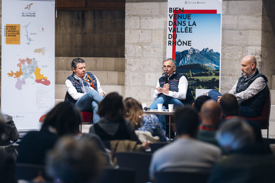 LSAconsommation's tweet photo. Menaces de taxes américaines: les vignerons de la Vallée du Rhône prêts à explorer de nouvelles voies
https://t.co/SpfOaCsQPB https://t.co/XQgB16Ibc1