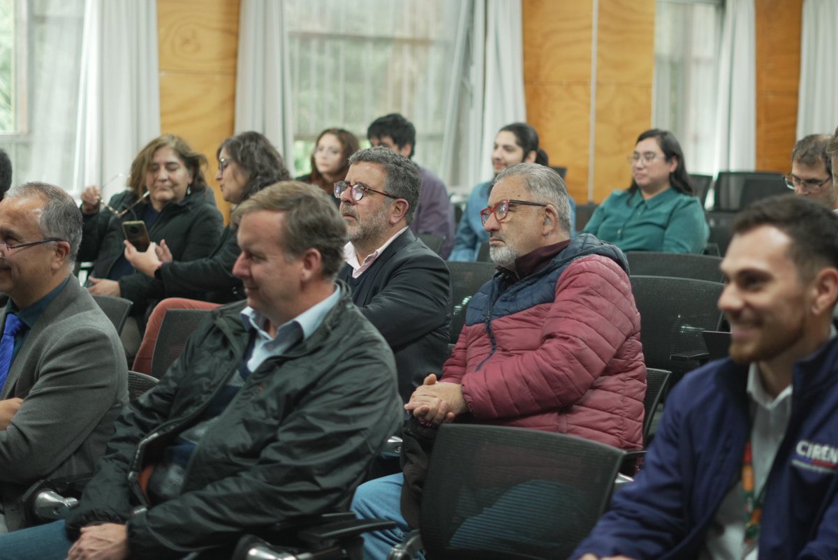 En este momento se desarrolla la ceremonia de firma del convenio de colaboración entre  <a href="/CIREN_CHILE/">CIREN</a> y <a href="/UAustraldeChile/">Universidad Austral de Chile</a> el cual permitirá compartir conocimientos y proyectos que beneficiarán a la comunidad de la #RegióndelosRíos 👏🏻🌿