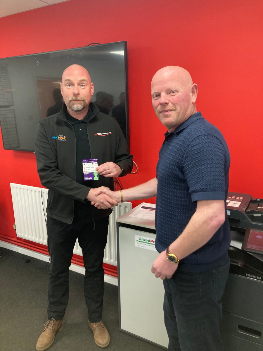 Karl Reynolds recently visited one of his dealer partners, Van National, where he hosted his famous quarterly quiz. A big congratulations goes to Richard for coming out on top and winning a £30 voucher! 👏
