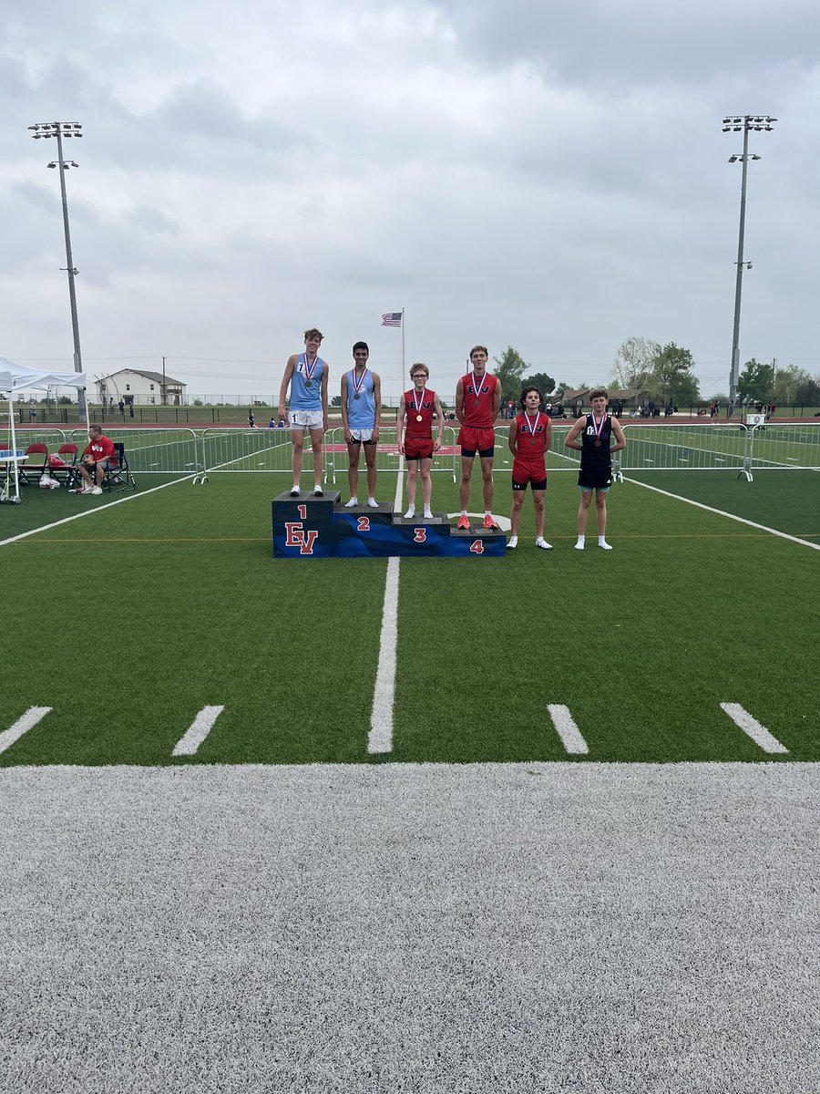 Varsity Boys 3200 Gold and Silver!! Congratulations Zach and Matt!