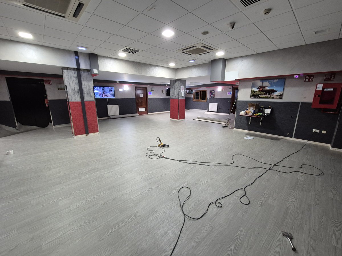 Para no parar la actividad del centro usamos pavimento autoportante en rollo y reforzamos las zonas requeridas por tránsito con cinta de doble cara. 

#autoportante #pvc #rollo #pavimento