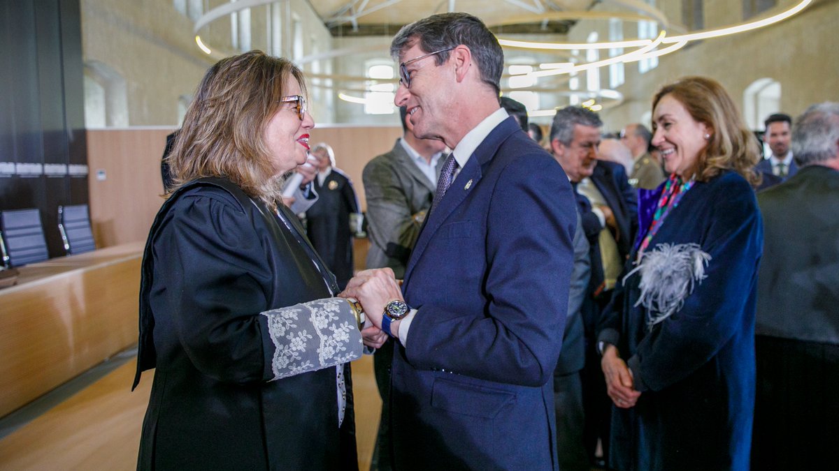 lariojaorg's tweet photo. 👩🏻‍⚖️ El presidente @CapellanGonzalo ha asistido al acto de toma de posesión de la nueva presidenta de la Sala de lo Contencioso Administrativo del Tribunal Superior de Justicia de La Rioja (TSJR), Mónica Matute. https://t.co/F7VVteYakU