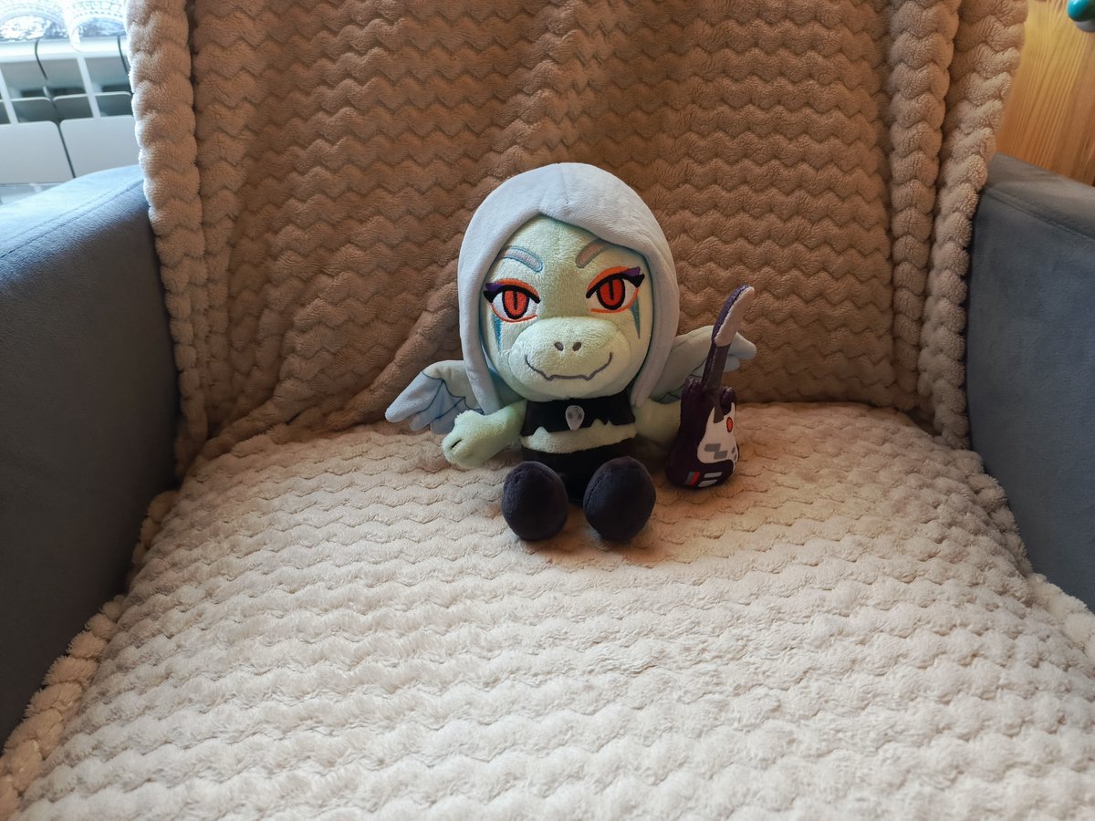 Fnug arrived!
And the first thing they plopped their ass on my chair. No manners on the ptero, I swear...
<a href="/KOOPMode/">KO_OP</a>