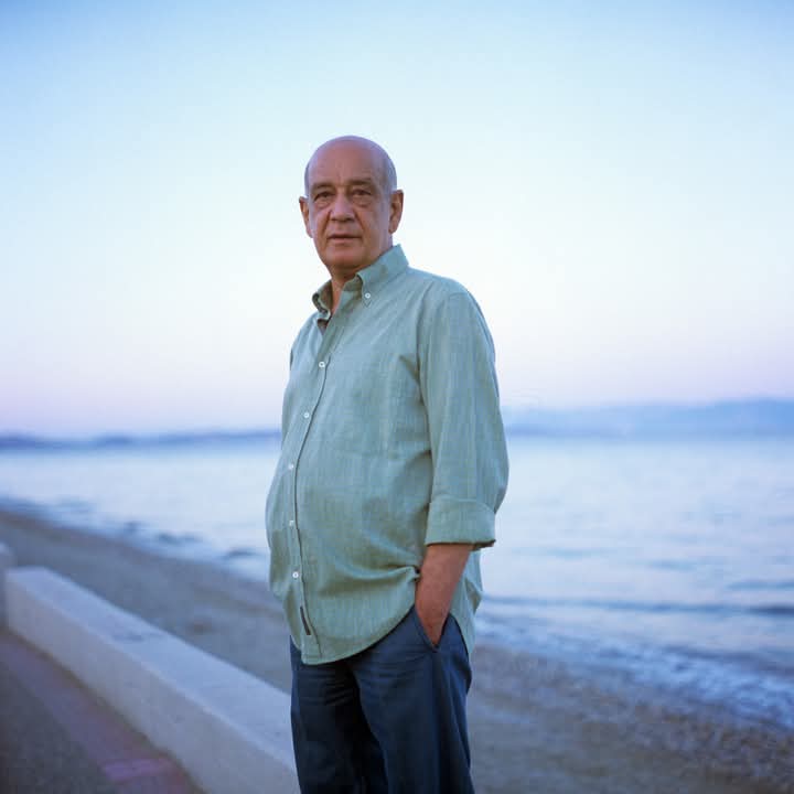 Γεννήθηκα στις 2 Απριλίου 1948, στην Αγία Μονή, μια συνοικία έξω από τα Τρίκαλα. 
Από εκεί καταγόταν η μητέρα μου.
Τον πατέρα μου τον γνώρισα όταν ήμουν 29 ετών. 
Μέχρι τα 16 γραφόμουν ''ορφανός''.
Νομίζαμε ότι ο πατέρας μου σκοτώθηκε στο αντάρτικο.⬇️