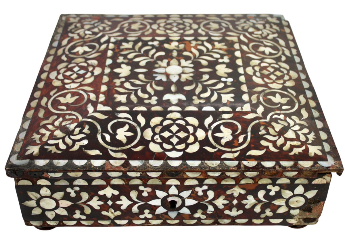 HansonsKent's tweet photo. Find of the Day: Beautiful #17thcentury / #18thCentury #indo #Portuguese #Tortoiseshell and #MotherofPearl Box consigned for our 29th April Sale
#antiques #decorativebox #indian #worksofart #decorativearts #islamic #islamicantiques #antiquebox #turkish #turkishantiques #AUCTION https://t.co/yg71ECOzbM