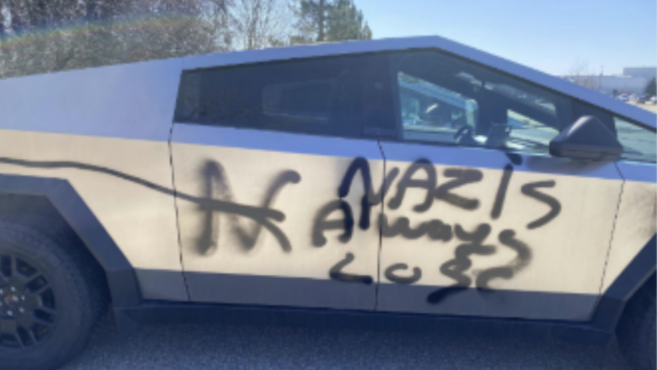 TichVanOndermui's tweet photo. @gregkellyusa A #Nazi in his #Nazicar. How unbelievable!
Be careful. You better hide it somewhere in a blockhaus!
#gregkelly #truemoron #giantturd #tesla #cybertruck #SwastiCar https://t.co/CmNvhJ7Ssu