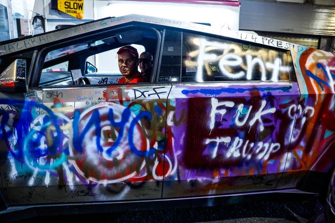 TichVanOndermui's tweet photo. @gregkellyusa A #Nazi in his #Nazicar. How unbelievable!
Be careful. You better hide it somewhere in a blockhaus!
#gregkelly #truemoron #giantturd #tesla #cybertruck #SwastiCar https://t.co/CmNvhJ7Ssu