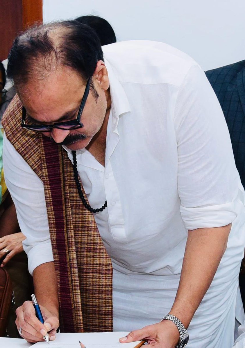 NagaBabuOffl's tweet photo. Dear Annayya, I'm deeply grateful for your love and support. The pen you kindly gifted me, along with Vadina, was truly special, and I was honored to use it during my swearing-in ceremony https://t.co/OUAVsoDLR9