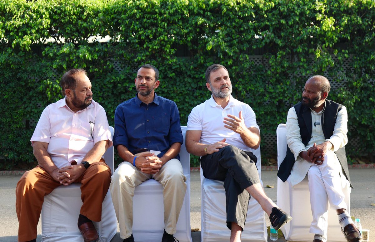 imKhushbooIYC's tweet photo. आज नेता विपक्ष श्री @RahulGandhi ji से पान समाज के प्रतिनिधिमंडल ने मुलाकात की। 

इस दौरान पान समाज के सदस्यों ने राहुल गांधी जी से अपनी समस्याओं को लेकर विस्तृत चर्चा की। 

📍 नई दिल्ली https://t.co/JpNmyraBO2