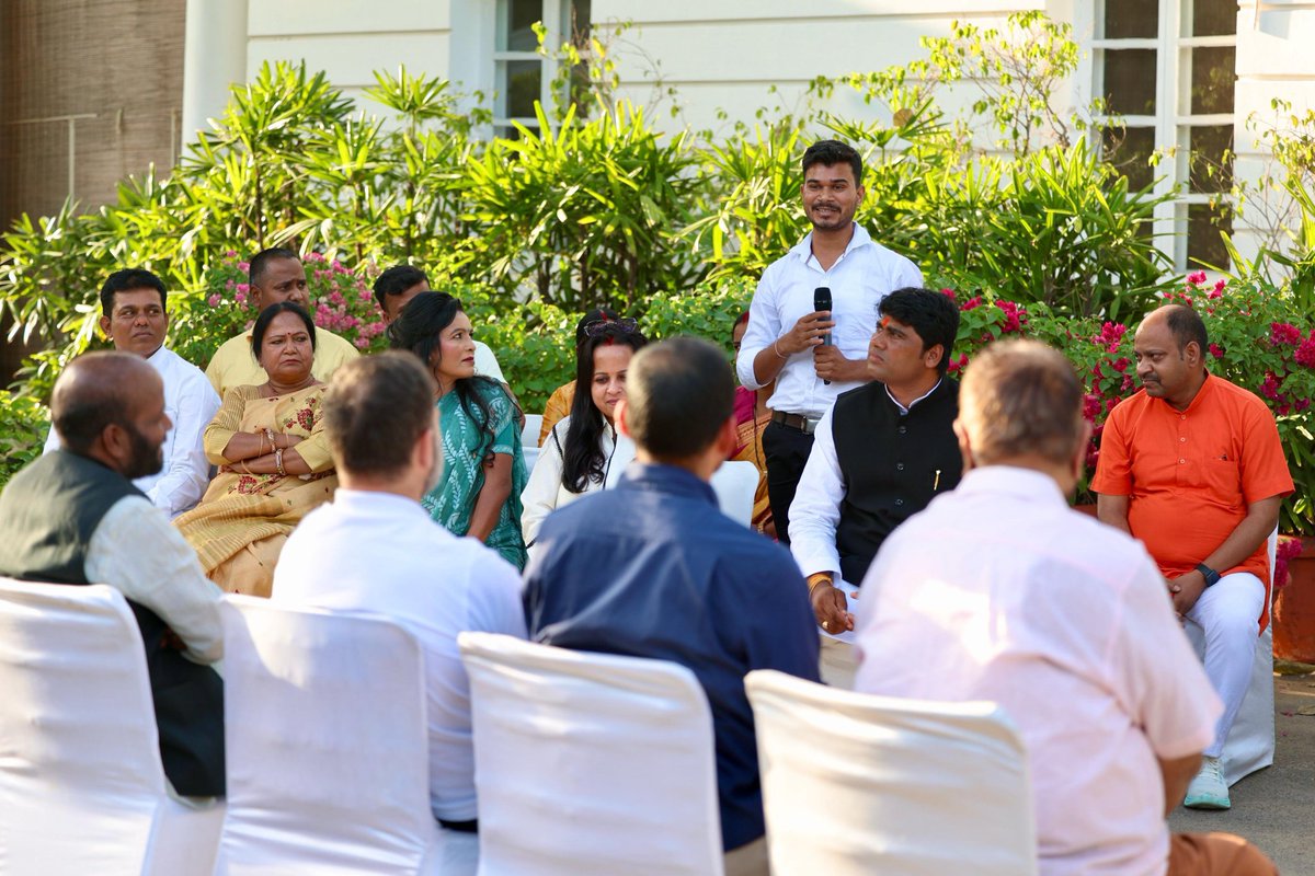 imKhushbooIYC's tweet photo. आज नेता विपक्ष श्री @RahulGandhi ji से पान समाज के प्रतिनिधिमंडल ने मुलाकात की। 

इस दौरान पान समाज के सदस्यों ने राहुल गांधी जी से अपनी समस्याओं को लेकर विस्तृत चर्चा की। 

📍 नई दिल्ली https://t.co/JpNmyraBO2