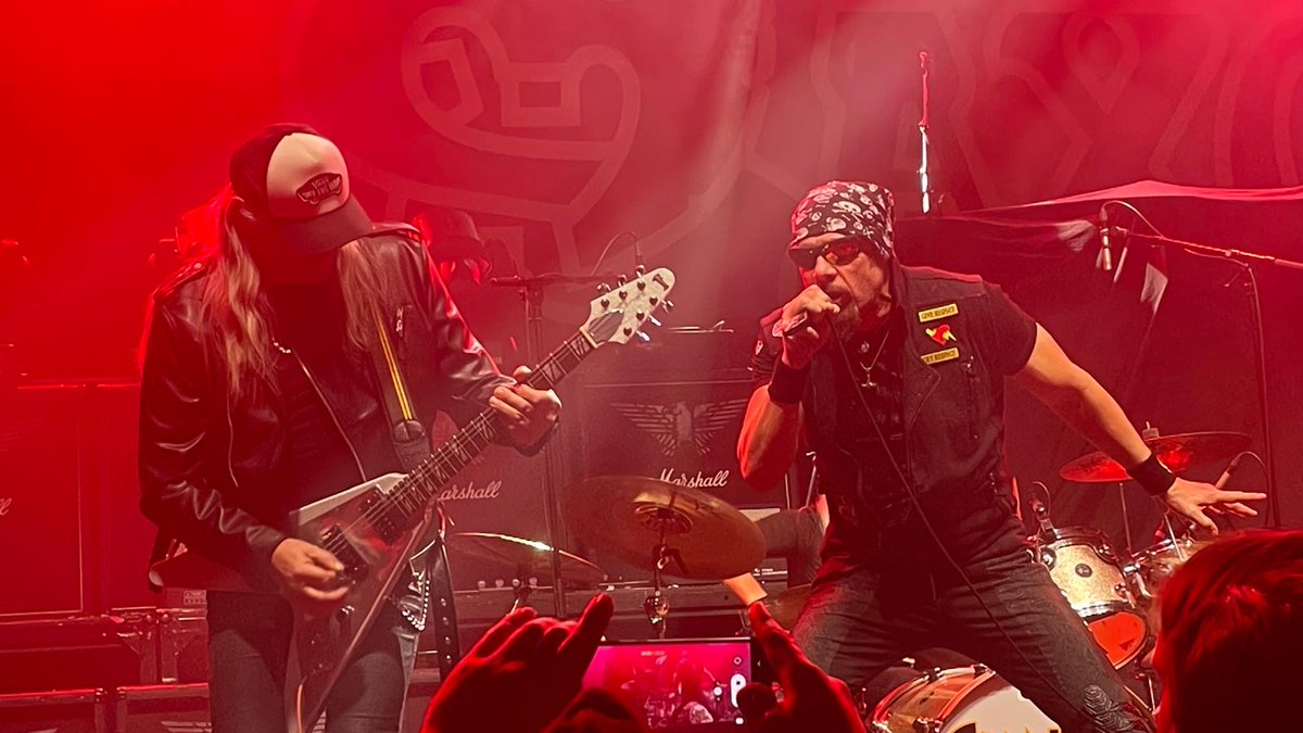 Happy Wednesday Slammers! We are missing playing for you, where do you want to see Grand Slam play? Let us know in comments below 👇🏻🎸🤘🏻
#grandslam #grandslamrocks #wheeloffortune #grandslamlive