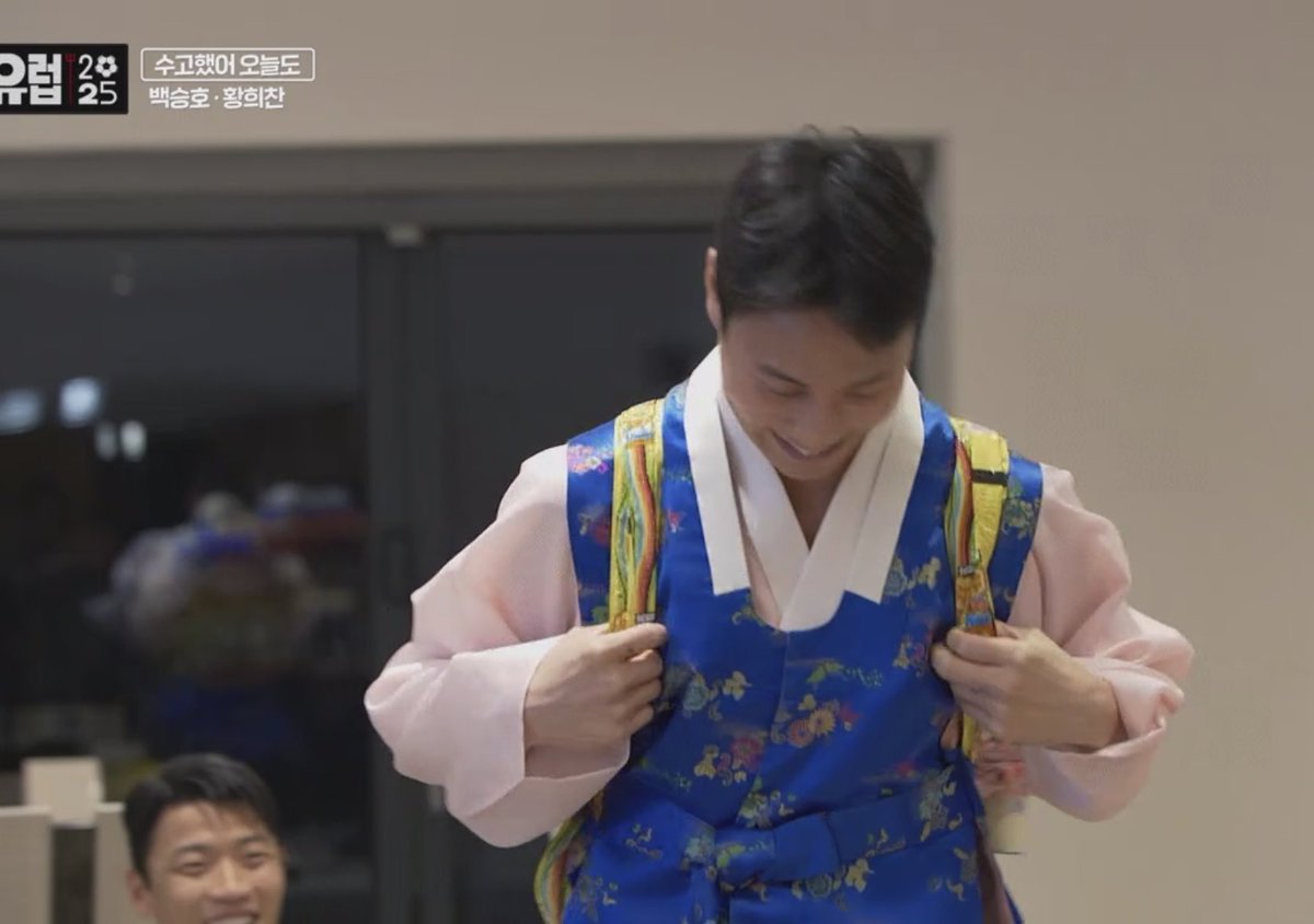 1et8oal3's tweet photo. 승호 과자 좋아한다고 과자가방 받은거 왤케 귀엽지ㅋㅋㅋㅋㅋㅋㅋㅋ빽을 영원히 막냉이로 봐줌
그리고이모습을영원히지켜보는 그 .. https://t.co/kmBu1iYuQy