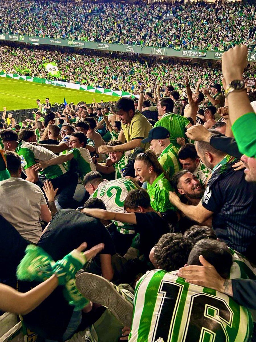 24Gavii's tweet photo. Esta foto lo tiene todo:

Desde el que se cae en la fila de adelante para celebrarlo, el que busca a su amigo para buscar ese abrazo de gol tan efusivo, el que mira al cielo levantando los brazos acordándose de los que ya no están y el de la mirada de felicidad que ni Disney 💚 https://t.co/uQ0foBA0ui