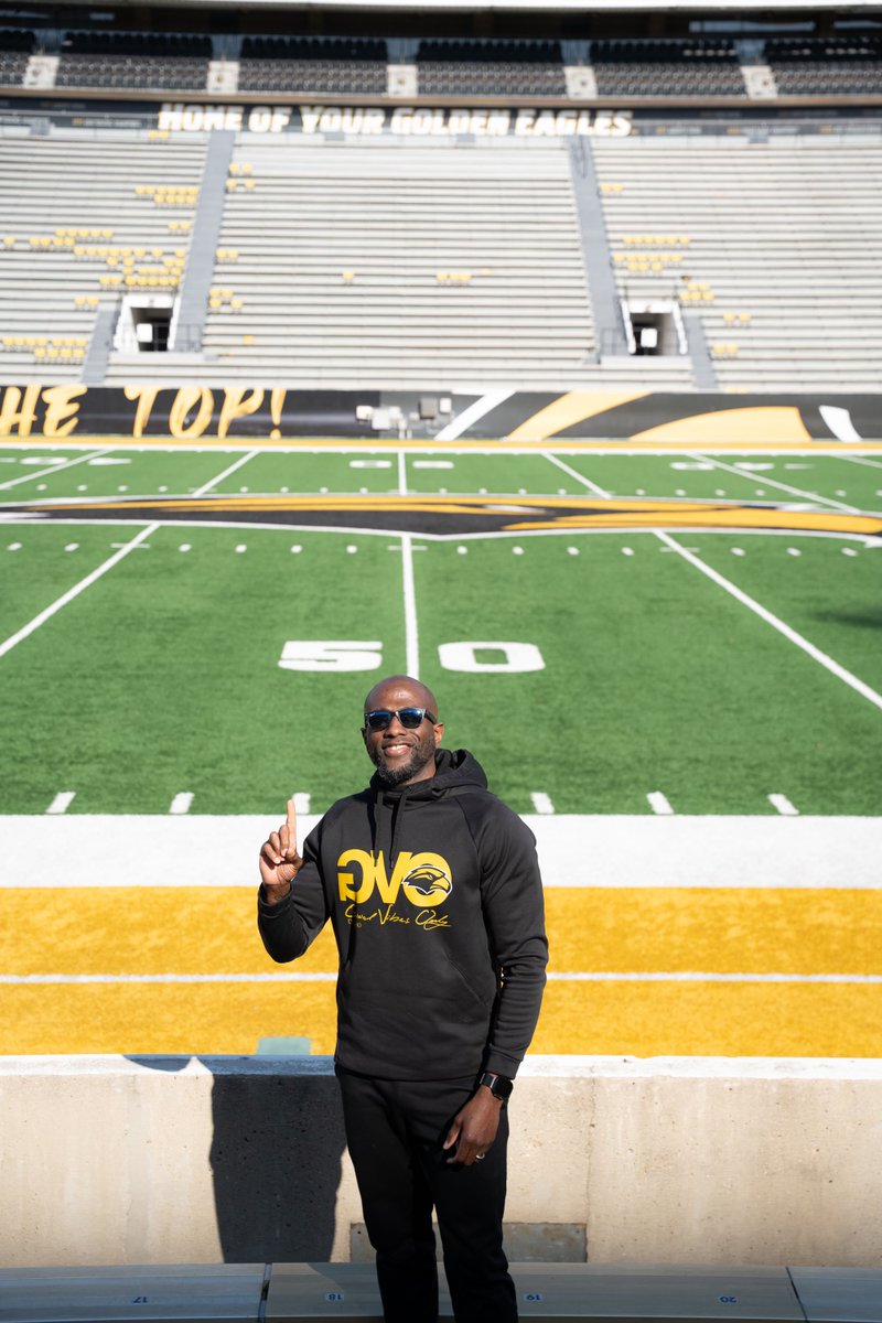 SouthernMissFB's tweet image. Say hello to the official 𝗦𝗧𝗔𝗗𝗜𝗨𝗠 𝗗𝗝 of The Rock 🎛️🎚️

@djkujho is going to bring the vibes all season long. Will you bring the noise? 

Get tickets now 🎟 » smttt.info/FBSZNTix

#FlipTheScript | #SMTTT