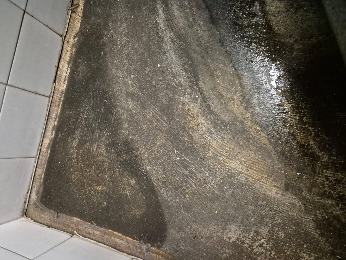 Instalaciones32's tweet photo. Ahora realizamos con #resinas #antideslizantes y una pequeña media caña la reforma del pavimento de las duchas de los vestuarios de una empresa industrial de Amorebieta. Actualmente el pavimento está despegado, filtra agua y no tiene buen aspecto.

#pavimentos #pintado https://t.co/6uxCCCUsdu