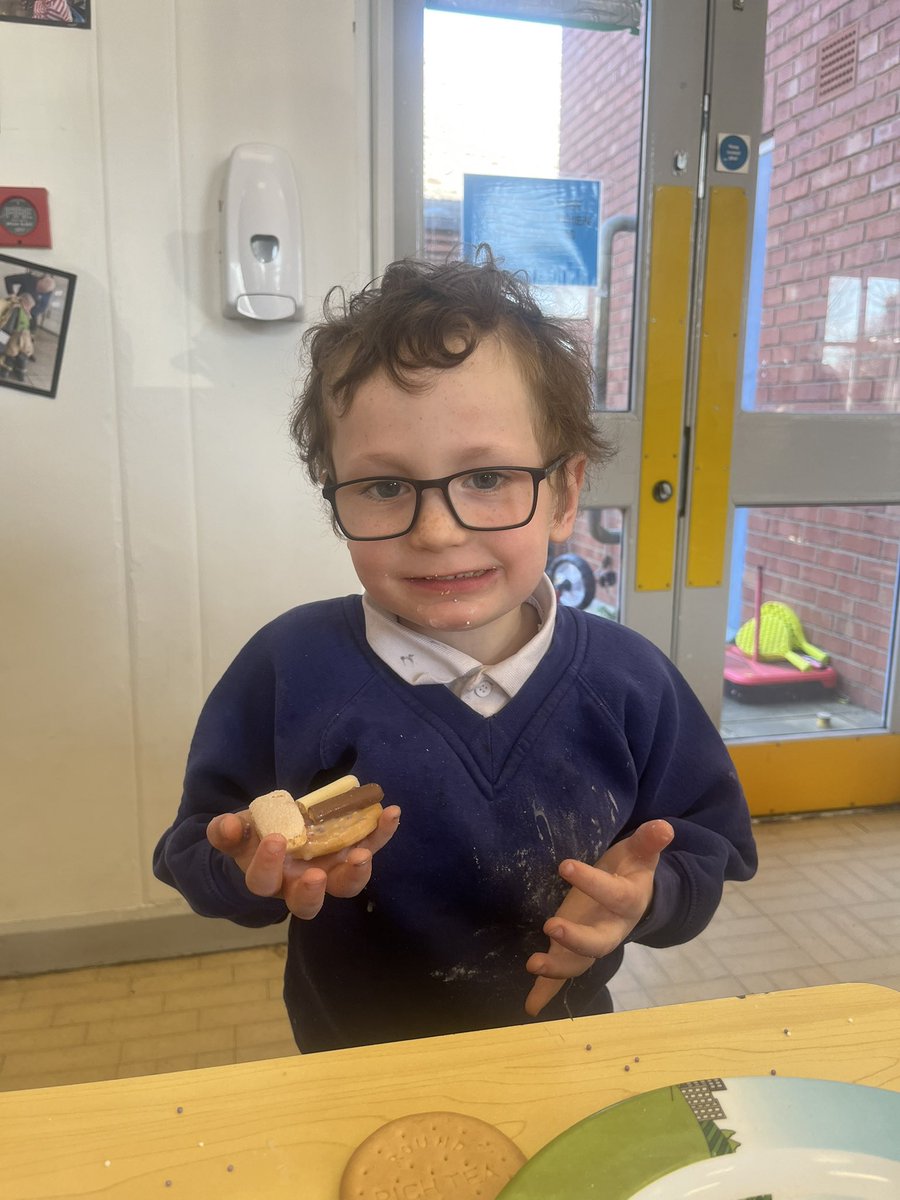 MissSethi00's tweet photo. Y1 had lots of fun decorating their Easter biscuits with their grownups! 🐰🍪 https://t.co/5og0q5IOBx
