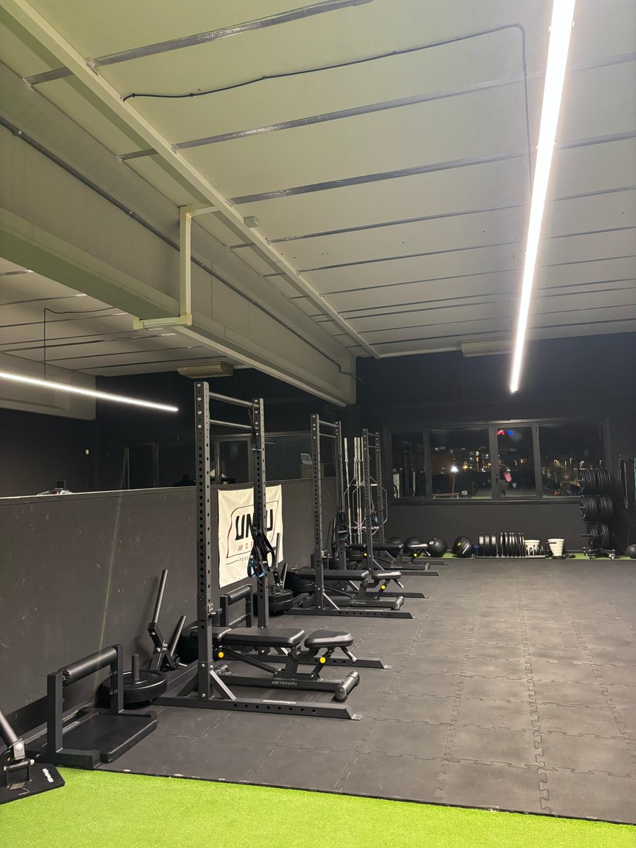 NO sólo hemos mejorado la eficiencia del gimnasio sino que además hemos conseguido más iluminación. YA estamos deseando ver la fase ampliada con máquinas.

#unzu #gimnasio #fitness #Led