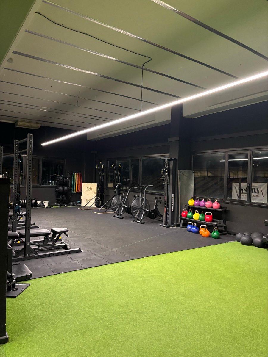 Instalaciones32's tweet photo. NO sólo hemos mejorado la eficiencia del gimnasio sino que además hemos conseguido más iluminación. YA estamos deseando ver la fase ampliada con máquinas.

#unzu #gimnasio #fitness #Led https://t.co/YN2ldHlmkY