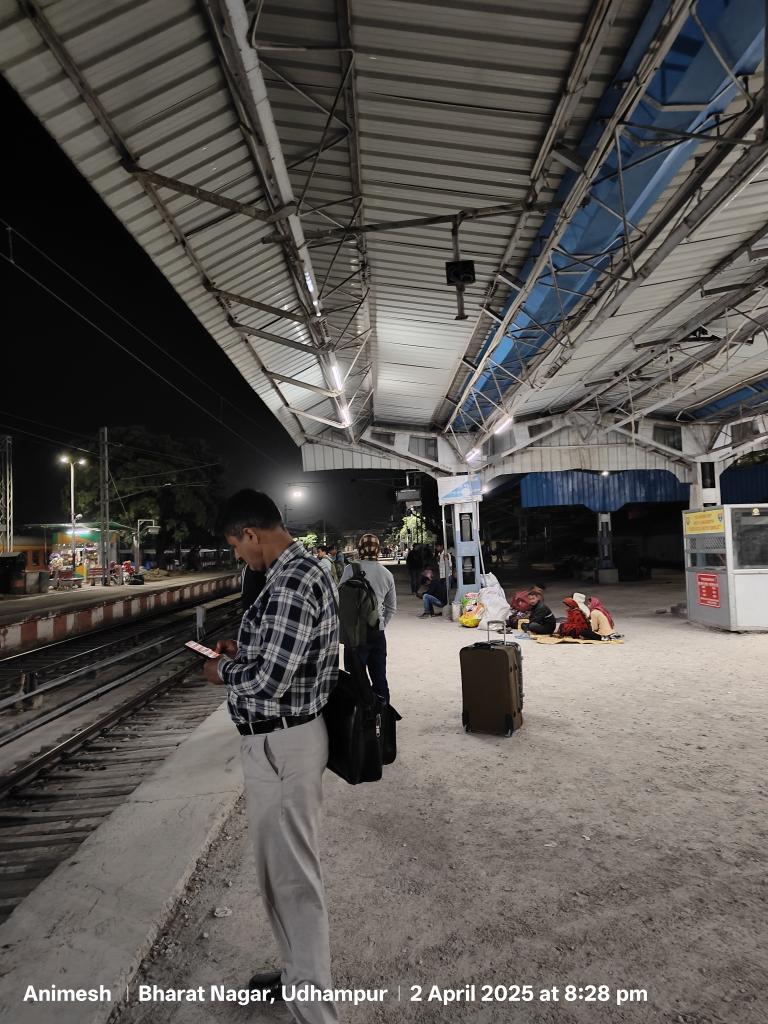 अनिमेष (@kinganimesh07) on Twitter photo Udhampur Railway Station. Na koi sign board na koi btane wala h idr ki, kon sa compartment kis jagah rukega train ka. Km se km public ki itni help to kr hi skte h. <a href="/RailwaySeva/">RailwaySeva</a> <a href="/AshwiniVaishnaw/">Ashwini Vaishnaw</a> Udhampur Railway Station. Na koi sign board na koi btane wala h idr ki, kon sa compartment kis jagah rukega train ka. Km se km public ki itni help to kr hi skte h. <a href="/RailwaySeva/">RailwaySeva</a> <a href="/AshwiniVaishnaw/">Ashwini Vaishnaw</a>
