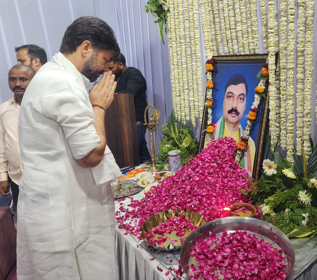 वाराणसी के ज़िला कांग्रेस के पूर्व अध्यक्ष सतीश चौबे जी के पुत्र मनीष चौबे के दिवंगत हो जाने के उपरांत उनके त्रयोदशाह पर पहुंच कर उन्हें अपना श्रद्धासुमन अर्पित किया।