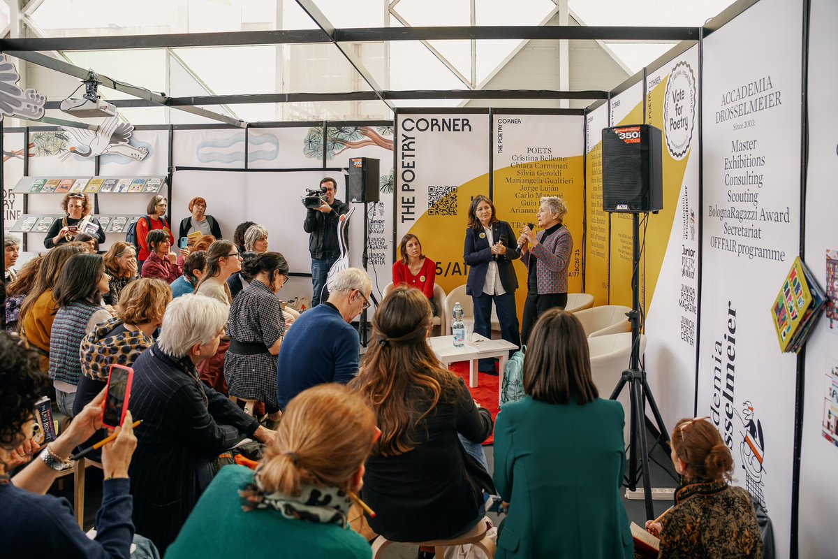 BoChildrensBook's tweet image. Assieme alla scrittrice, traduttrice e editor Beatrice Masini, la poetessa Mariangela Gualtieri ci ha presentato il suo “Album per pensare e non pensare,” un libro non esclusivamente per bambini, ma per tutti i “bambini interiori” 💖