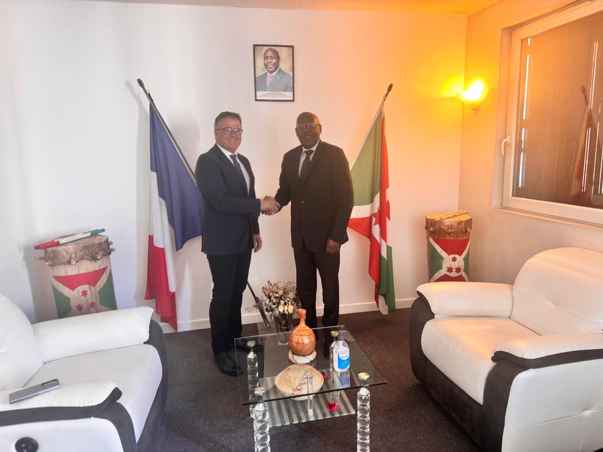 Ce 02/04/25,SEM l'Ambassadeur s'est entretenu avec M.Bertrand SORRE,Député de la Manche et Pres du Grpe d'amitiés🇫🇷-🇧🇮à l’Assemblée Nationale.C'était une prise de contact où ils ont échangé sur des dossiers généraux en matière de coopération entre les 2 pays.⁦<a href="/MAEBurundi/">MAECD</a>⁩