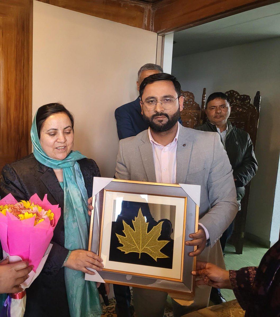 ShahFay67820600's tweet photo. Today with honourable minister Skina Masood itoo at SKICC Srinagar during a program.
During this meet projected issues , demands of employees. https://t.co/JtKEy03Bmb
