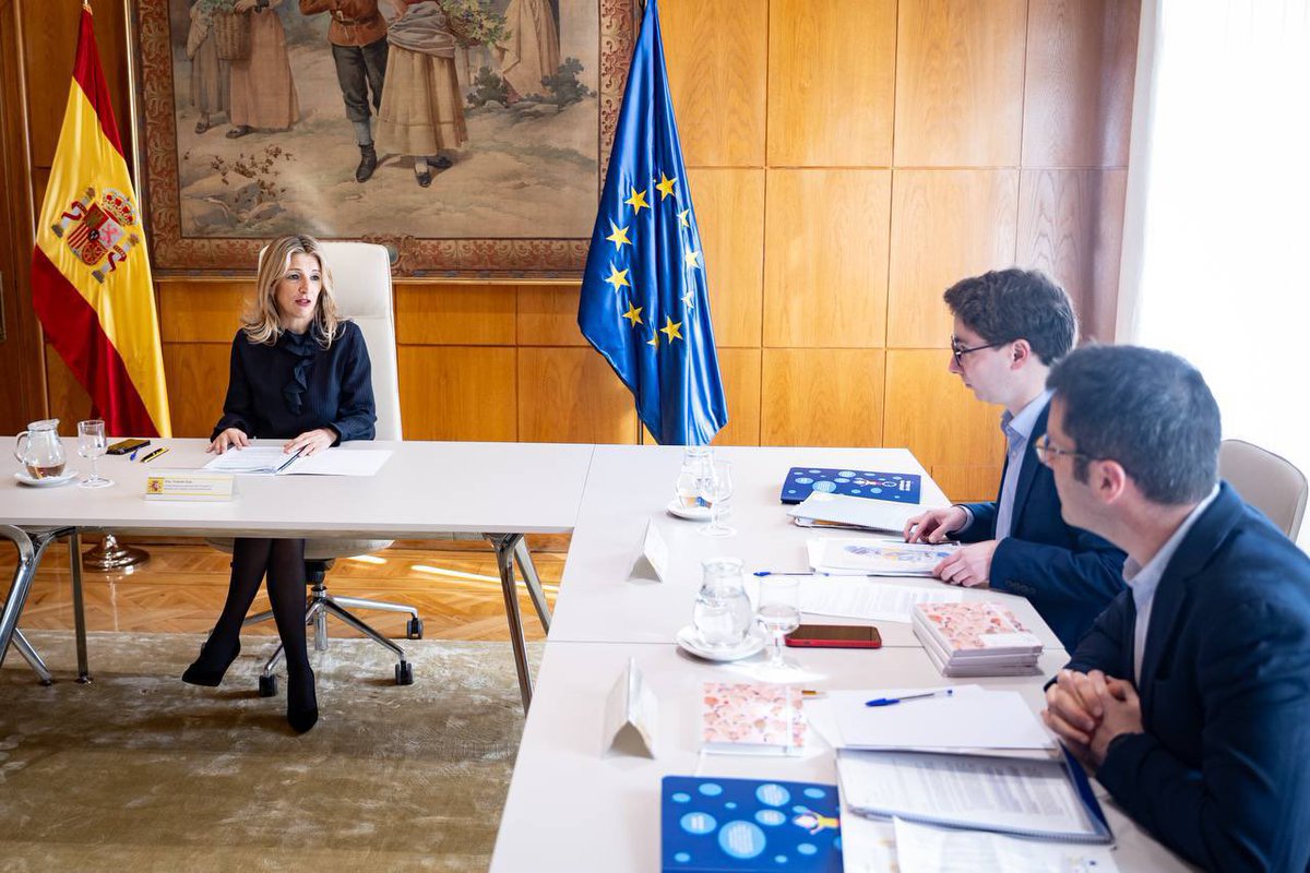 Carles López (@litoslp) on Twitter photo En España 1 de cada 3 niños/as está en riesgo de pobreza o exclusión social.
Con la Vicepresidenta <a href="/Yolanda_Diaz_/">Yolanda Díaz</a> comentamos la urgencia para nuestro Estado del Bienestar de medidas como la prestación por hijo a cargo o permisos retribuidos.
<a href="/platdeinfancia/">Plataforma de Infancia</a> <a href="/empleogob/">Ministerio Trabajo y Economía Social</a> En España 1 de cada 3 niños/as está en riesgo de pobreza o exclusión social.
Con la Vicepresidenta <a href="/Yolanda_Diaz_/">Yolanda Díaz</a> comentamos la urgencia para nuestro Estado del Bienestar de medidas como la prestación por hijo a cargo o permisos retribuidos.
<a href="/platdeinfancia/">Plataforma de Infancia</a> <a href="/empleogob/">Ministerio Trabajo y Economía Social</a>