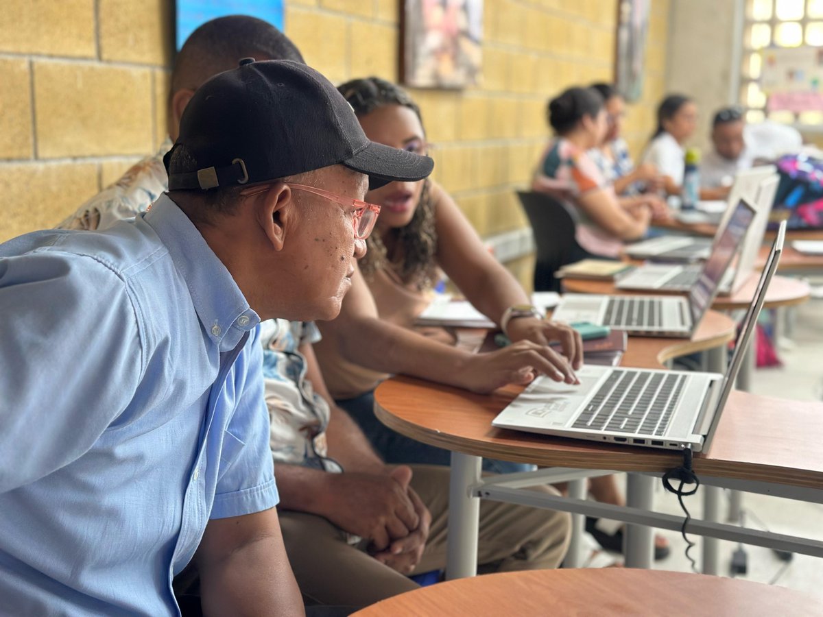 📍 Esta semana, en el marco de nuestro proyecto "Ingenio" estamos en los colegios Pies Descalzos Villas de Aranjuez y La Playa, dictando capacitaciones a 100 profes junto a <a href="/codeorg/">Code.org</a> para llevar la educación en tecnología y programación a sus aulas. 🚀💡