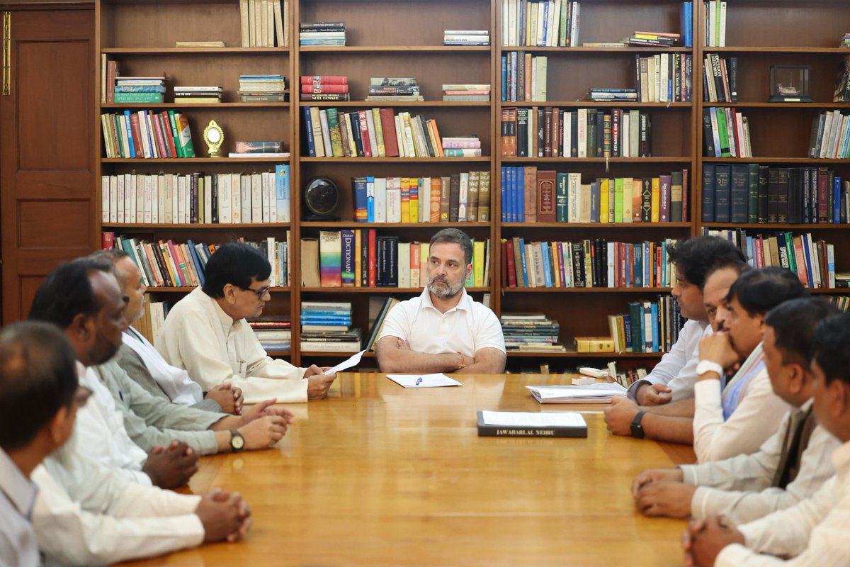 RazaulHaqAnsari's tweet image. पुर्व सांसद एवं ऑल इंडिया पसमांदा मुस्लिम महाज़ के संस्थापक जनाब अली अनवर अंसारी जी ने माननीय नेता प्रतिपक्ष श्री राहुल गाँधी जी से मिलकर पसमांदा समुदाय के मुद्दों से अवगत कराया।
#Pasmanda 
@RahulGandhi @INCIndia